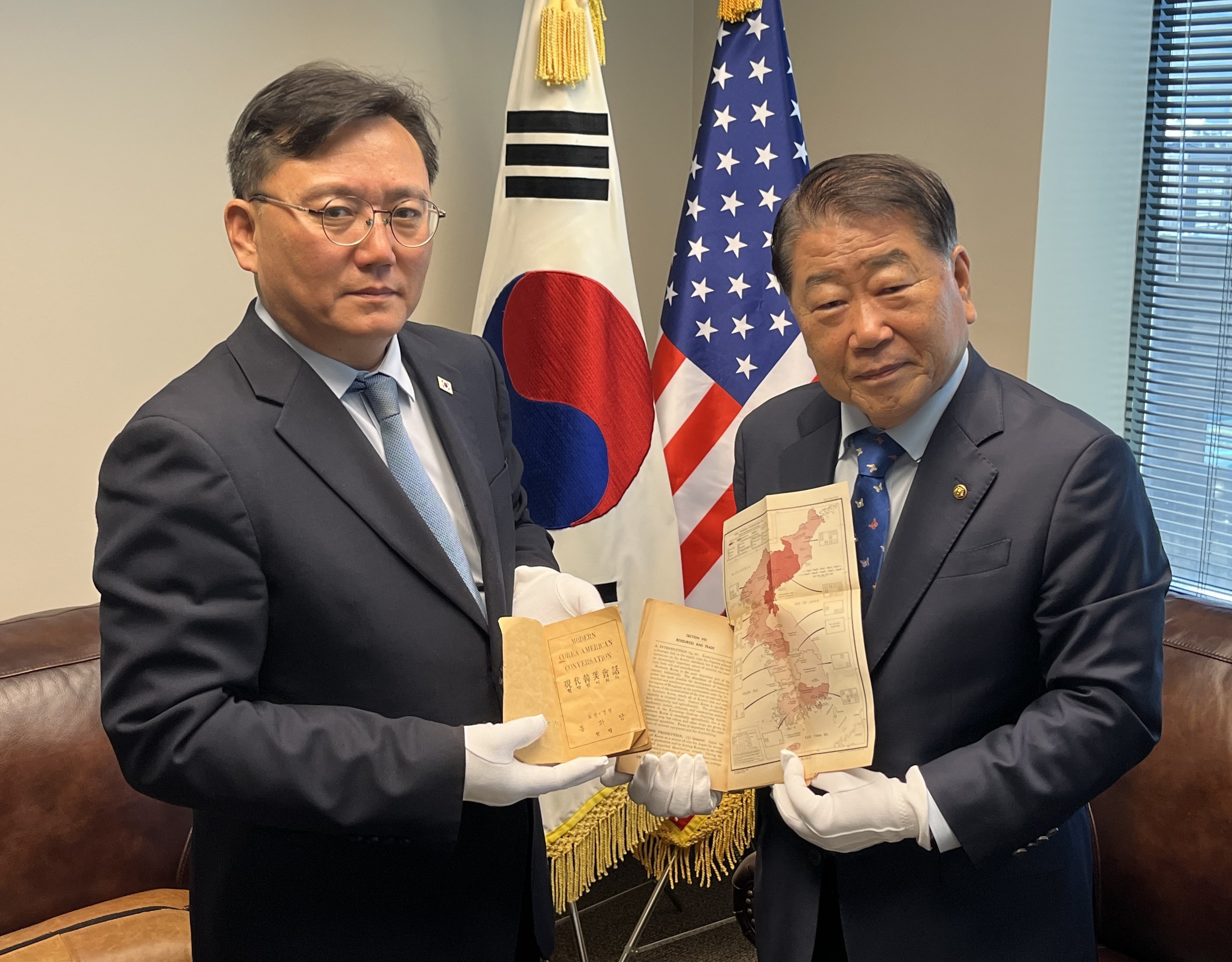 민주평통댈러스협의회장, 한국전쟁 관련 사료 기증  