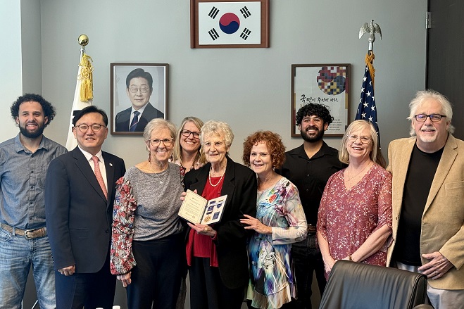 故 프랭클린 헨리 홀 상병 유가족에 ‘평화의 사도 메달’ 수여